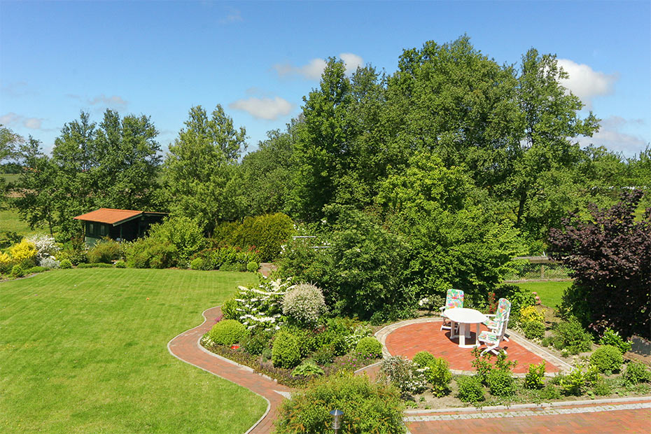 Ferienwohnung „Haus Solea“ - Blick von Ihrem Balkon in den Garten