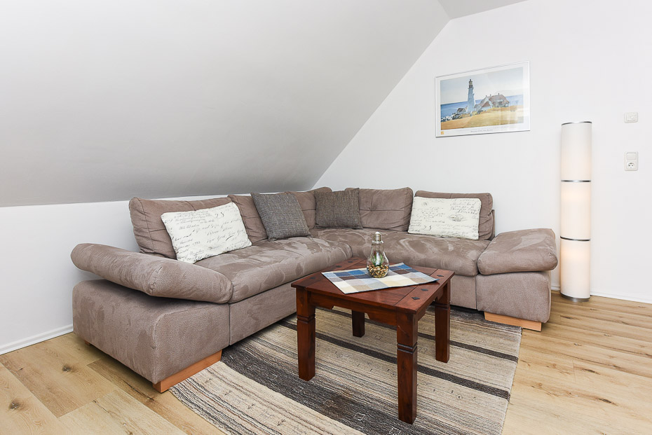 Ferienwohnung „große Wohnung“ - Wohnzimmer mit integriertem Küchenbereich