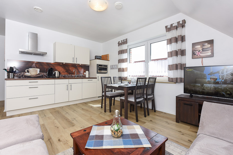 Ferienwohnung „große Wohnung“ - Wohnzimmer mit integriertem Küchenbereich