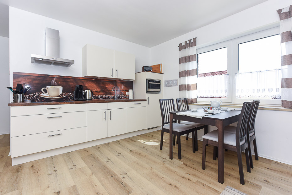 Ferienwohnung „große Wohnung“ - Wohnzimmer mit integriertem Küchenbereich