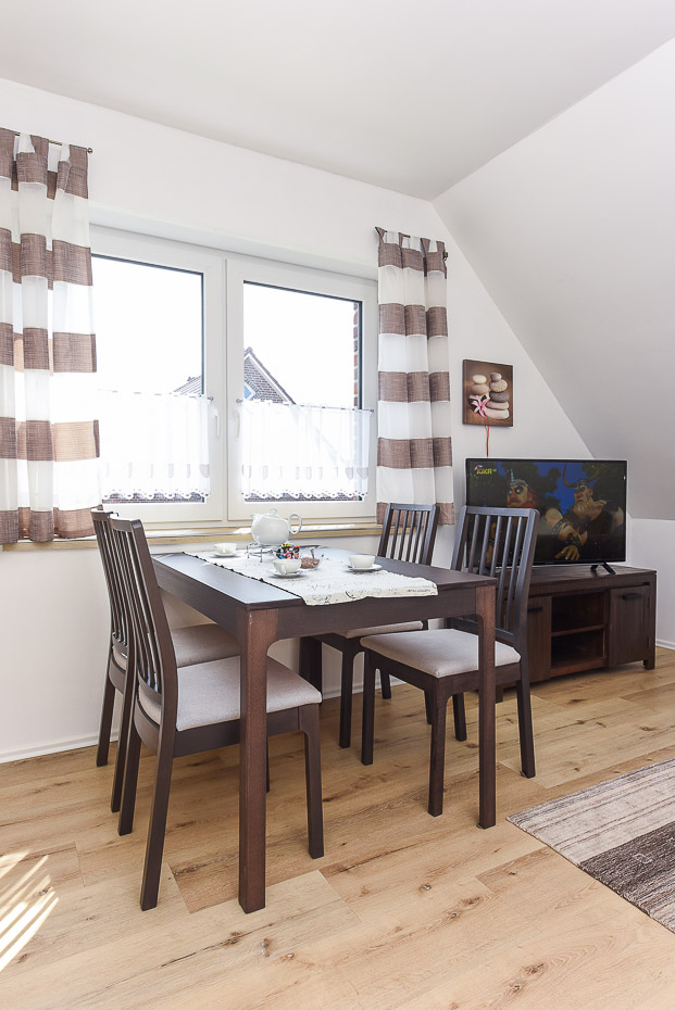 Ferienwohnung „große Wohnung“ - Wohnzimmer mit integriertem Küchenbereich