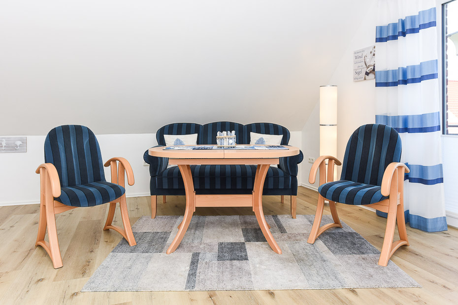 Ferienwohnung „kleine Wohnung“ - Wohnzimmer mit integriertem Küchenbereich