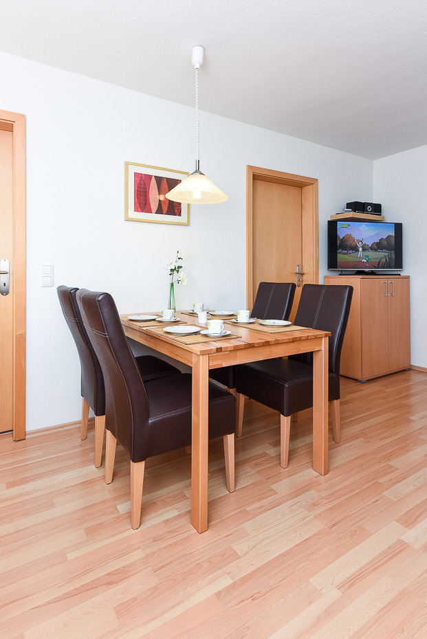 Ferienwohnung „Heuboden“ - Wohnzimmer mit integriertem Küchenbereich