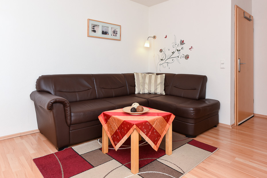 Ferienwohnung „Heuboden“ - Wohnzimmer mit integriertem Küchenbereich