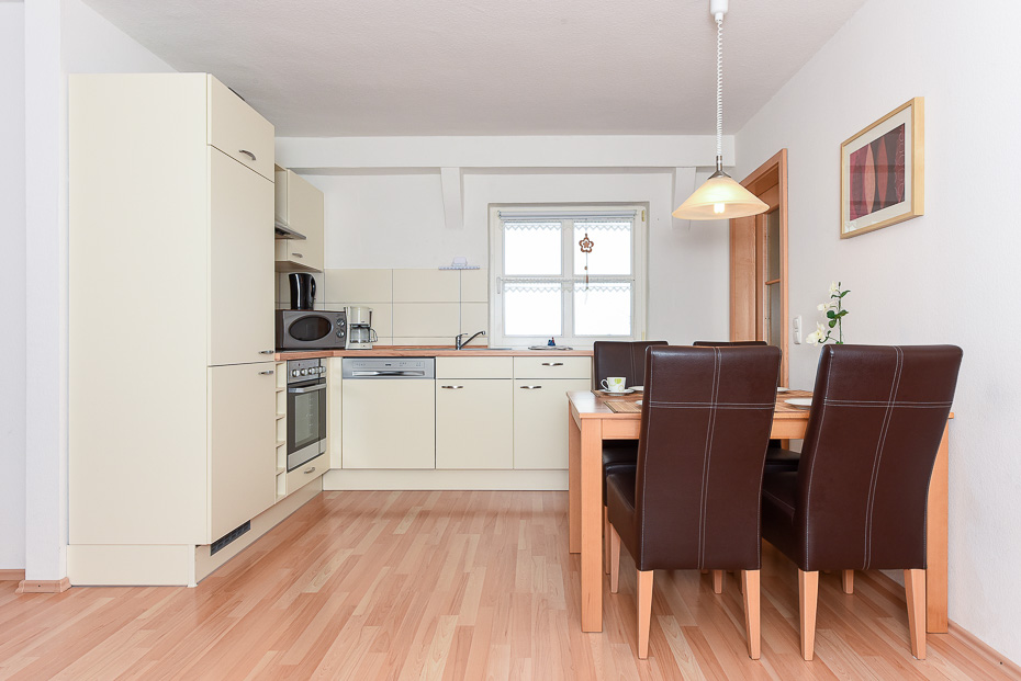 Ferienwohnung „Heuboden“ - Wohnzimmer mit integriertem Küchenbereich