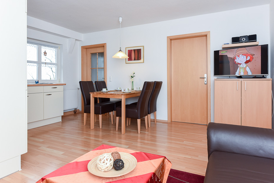 Ferienwohnung „Heuboden“ - Wohnzimmer mit integriertem Küchenbereich