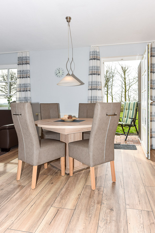 Ferienwohnung „Kuhstall“ - Wohnzimmer mit integriertem Küchenbereich