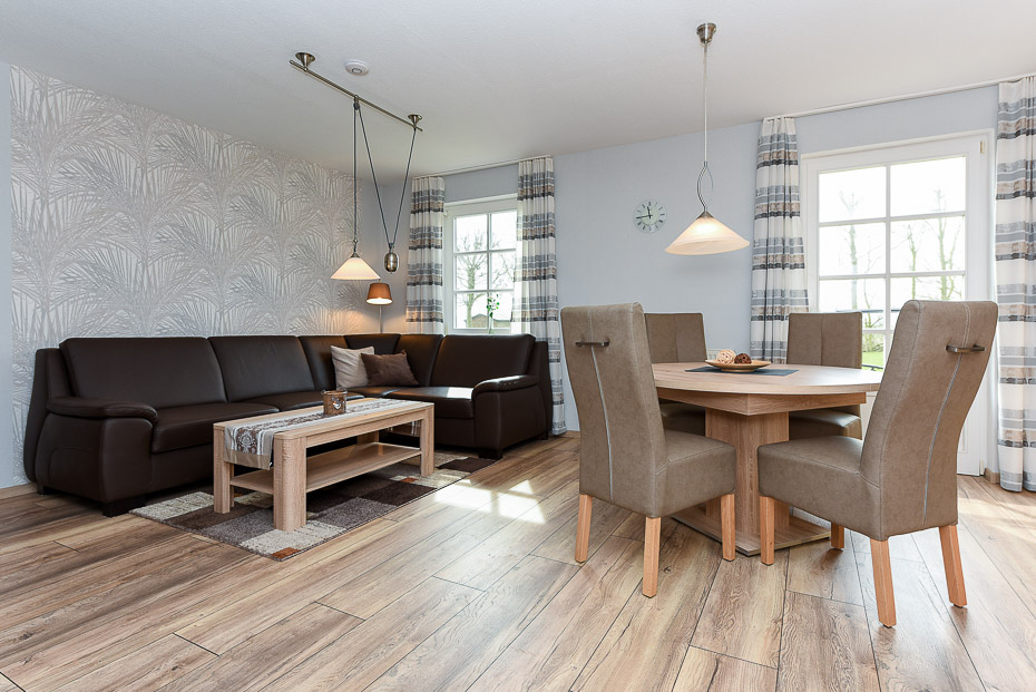 Ferienwohnung „Kuhstall“ - Wohnzimmer mit integriertem Küchenbereich