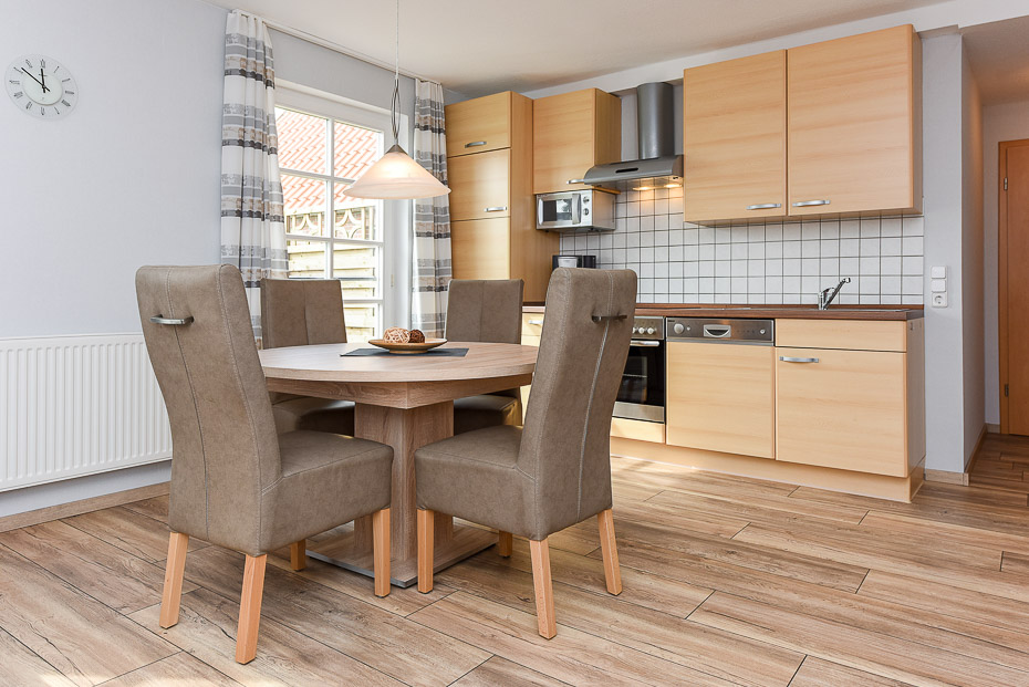 Ferienwohnung „Kuhstall“ - Wohnzimmer mit integriertem Küchenbereich