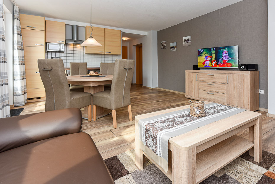 Ferienwohnung „Kuhstall“ - Wohnzimmer mit integriertem Küchenbereich