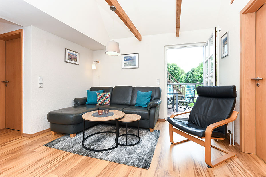 Ferienwohnung „Melkstall“ - Wohnzimmer mit integriertem Küchenbereich