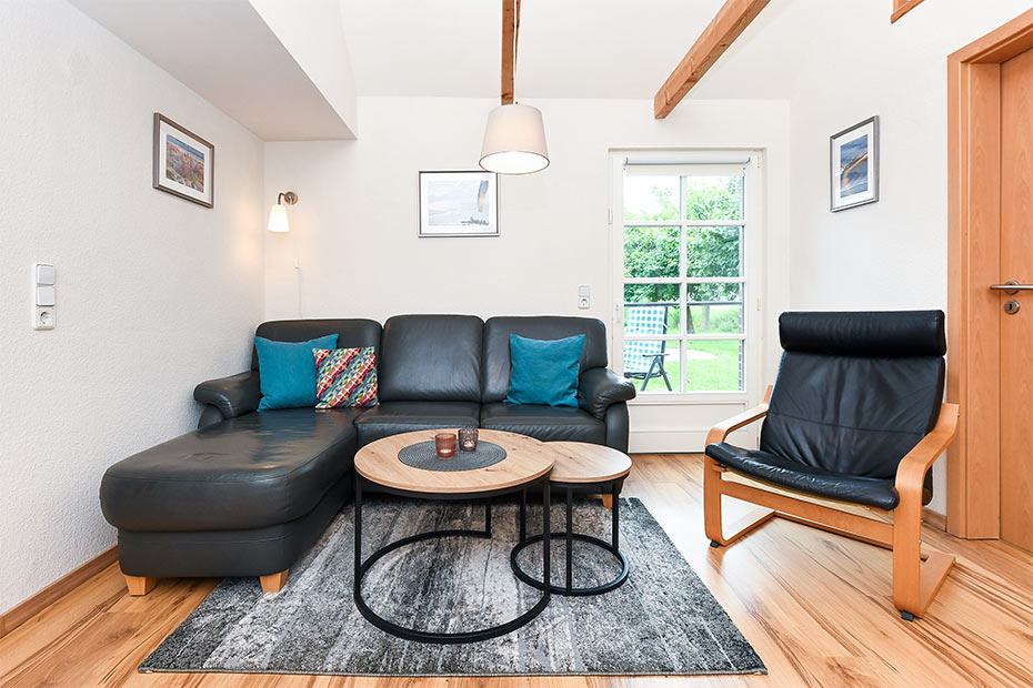 Ferienwohnung „Melkstall“ - Wohnzimmer mit integriertem Küchenbereich