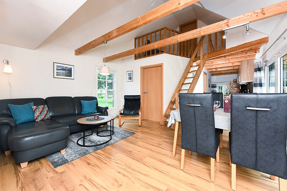 Ferienwohnung „Melkstall“ - Wohnzimmer mit integriertem Küchenbereich