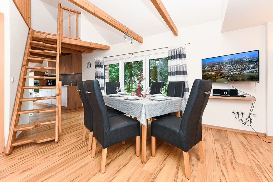 Ferienwohnung „Melkstall“ - Wohnzimmer mit integriertem Küchenbereich