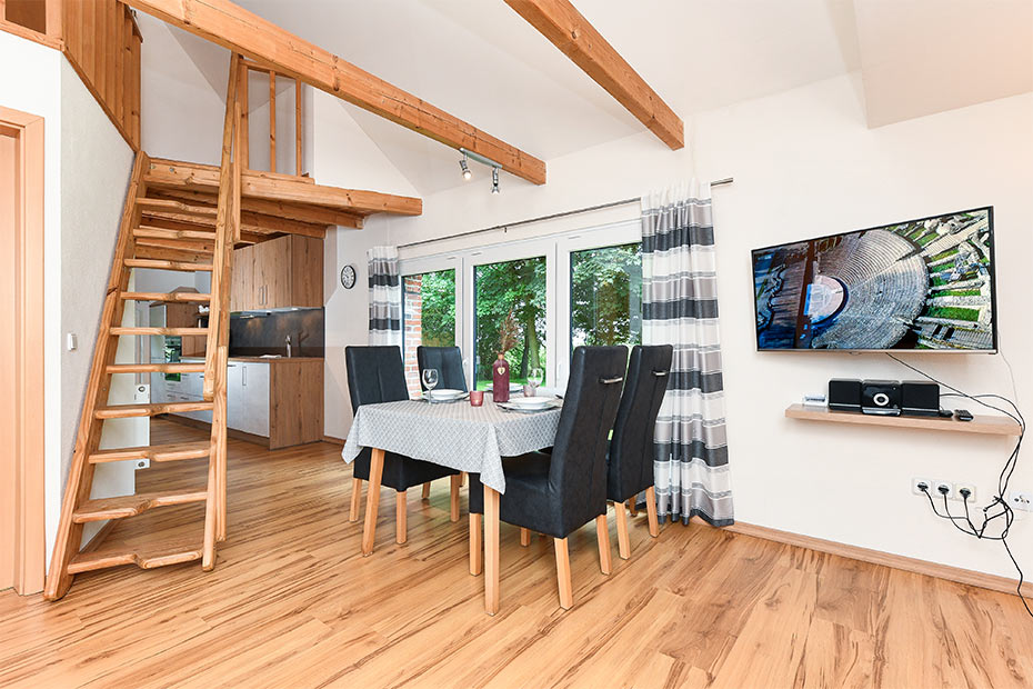 Ferienwohnung „Melkstall“ - Wohnzimmer mit integriertem Küchenbereich