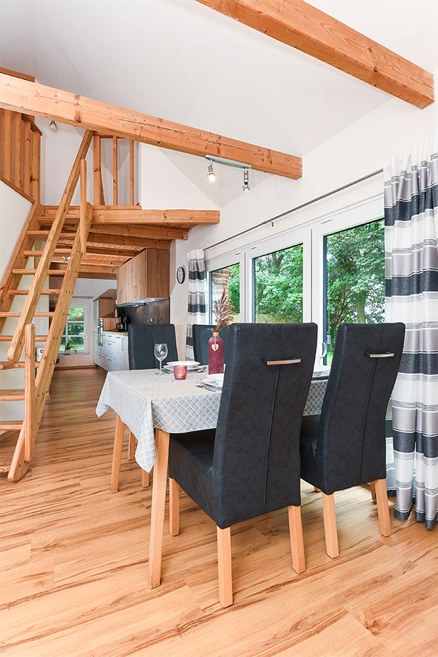 Ferienwohnung „Melkstall“ - Wohnzimmer mit integriertem Küchenbereich