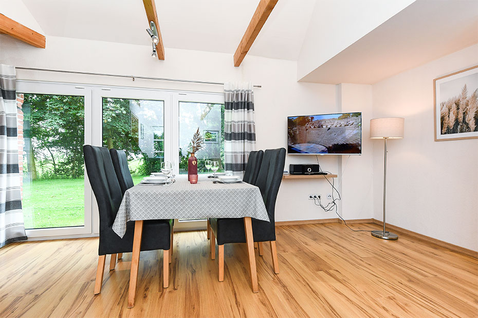 Ferienwohnung „Melkstall“ - Wohnzimmer mit integriertem Küchenbereich