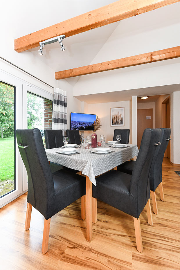 Ferienwohnung „Melkstall“ - Wohnzimmer mit integriertem Küchenbereich