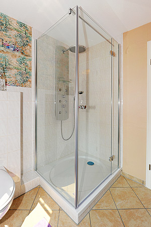 Ferienhaus „Magnolia“ - Badezimmer im Obergeschoss