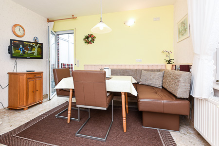 Ferienwohnung „Sommergarten“ - Wohnzimmer mit integriertem Küchenbereich