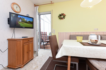 Ferienwohnung „Sommergarten“ - Wohnzimmer mit integriertem Küchenbereich