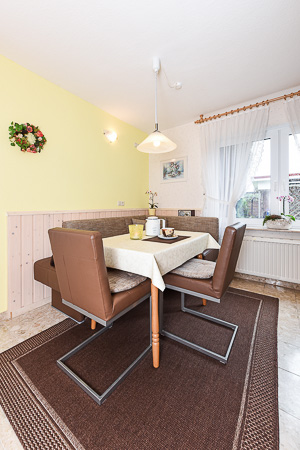 Ferienwohnung „Sommergarten“ - Wohnzimmer mit integriertem Küchenbereich