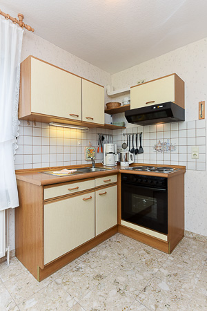 Ferienwohnung „Sommergarten“ - Wohnzimmer mit integriertem Küchenbereich