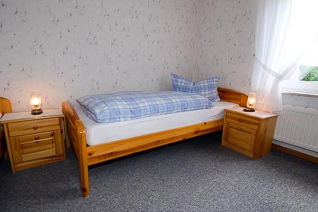 Ferienwohnung „Sommergarten“ - Schlafzimmer 2/Kinderzimmer