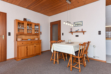 Ferienwohnung „Weitblick“ - Wohnzimmer mit integriertem Küchenbereich