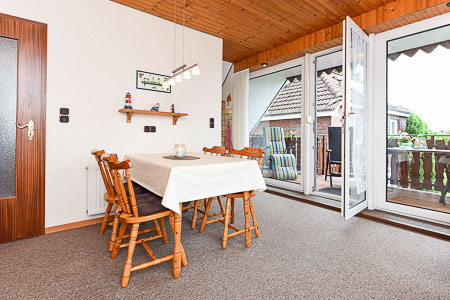 Ferienwohnung „Weitblick“ - Wohnzimmer mit integriertem Küchenbereich