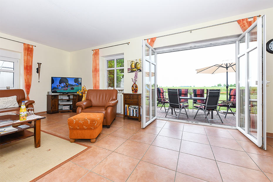 Ferienwohnung im „Haus Odin“ - Wohnzimmer mit integriertem Küchenbereich