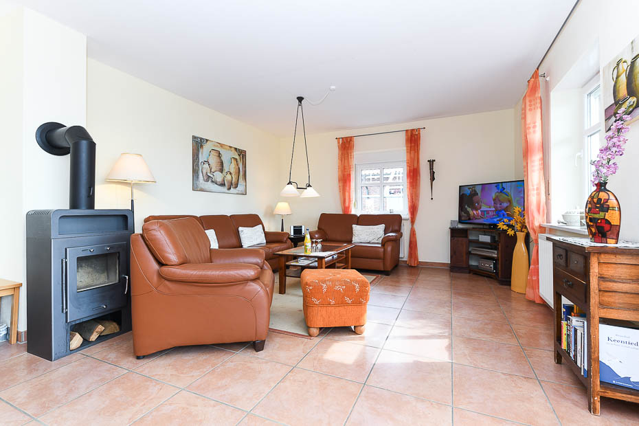 Ferienwohnung im „Haus Odin“ - Wohnzimmer mit integriertem Küchenbereich