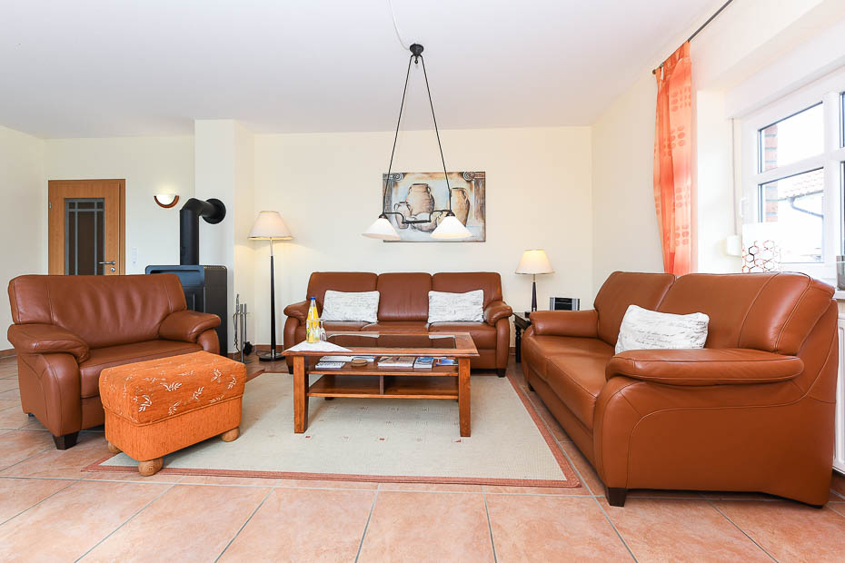 Ferienwohnung im „Haus Odin“ - Wohnzimmer mit integriertem Küchenbereich