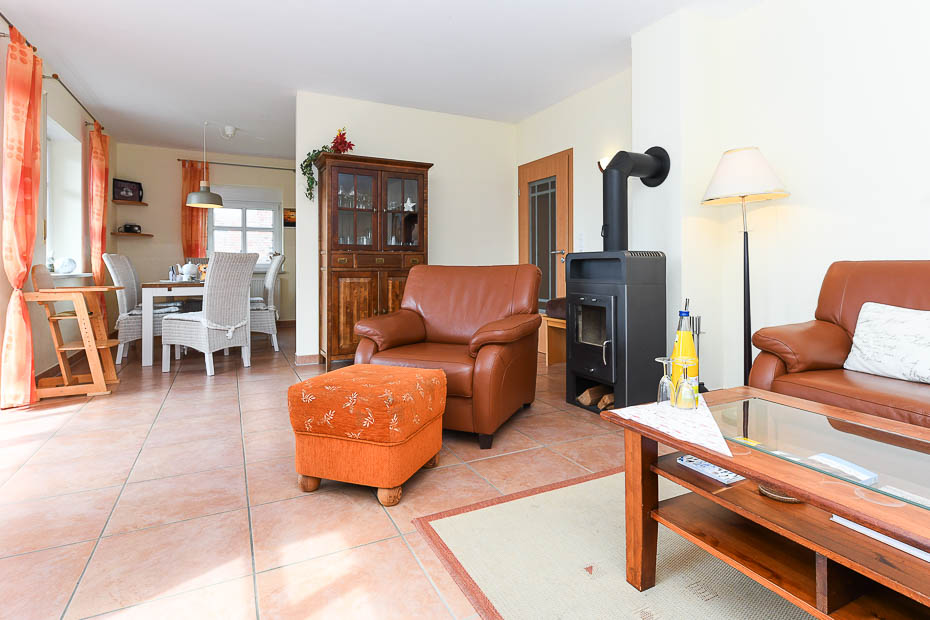 Ferienwohnung im „Haus Odin“ - Wohnzimmer mit integriertem Küchenbereich