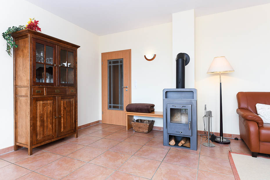 Ferienwohnung im „Haus Odin“ - Wohnzimmer mit integriertem Küchenbereich