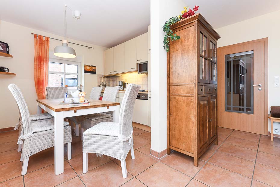 Ferienwohnung im „Haus Odin“ - Wohnzimmer mit integriertem Küchenbereich