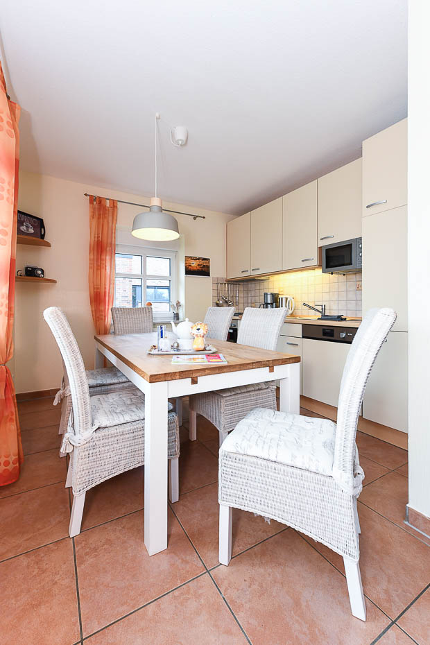 Ferienwohnung im „Haus Odin“ - Wohnzimmer mit integriertem Küchenbereich