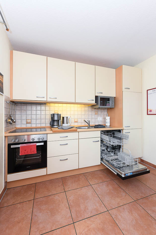 Ferienwohnung im „Haus Odin“ - Wohnzimmer mit integriertem Küchenbereich