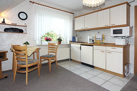 Ferienwohnung 2 - Wohnzimmer mit integriertem Küchenbereich