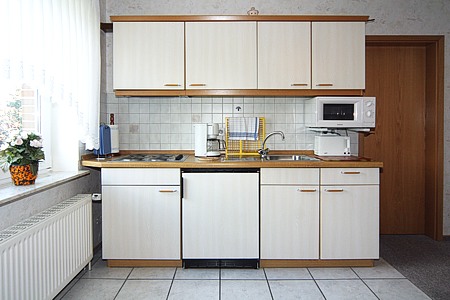 Ferienwohnung 2 - Wohnzimmer mit integriertem Küchenbereich