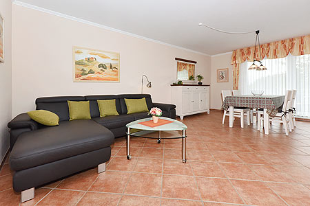 Ferienwohnung „Pamir“ - Wohnzimmer mit integriertem Küchenbereich