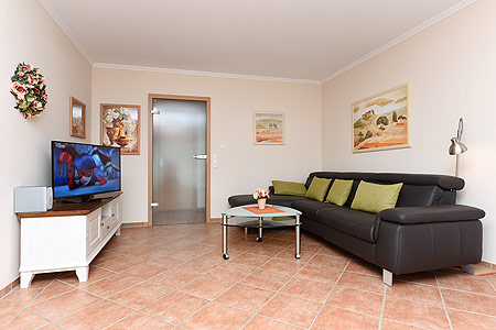 Ferienwohnung „Pamir“ - Wohnzimmer mit integriertem Küchenbereich