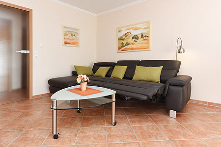 Ferienwohnung „Pamir“ - Wohnzimmer mit integriertem Küchenbereich