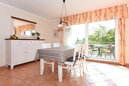 Ferienwohnung „Pamir“ - Wohnzimmer mit integriertem Küchenbereich