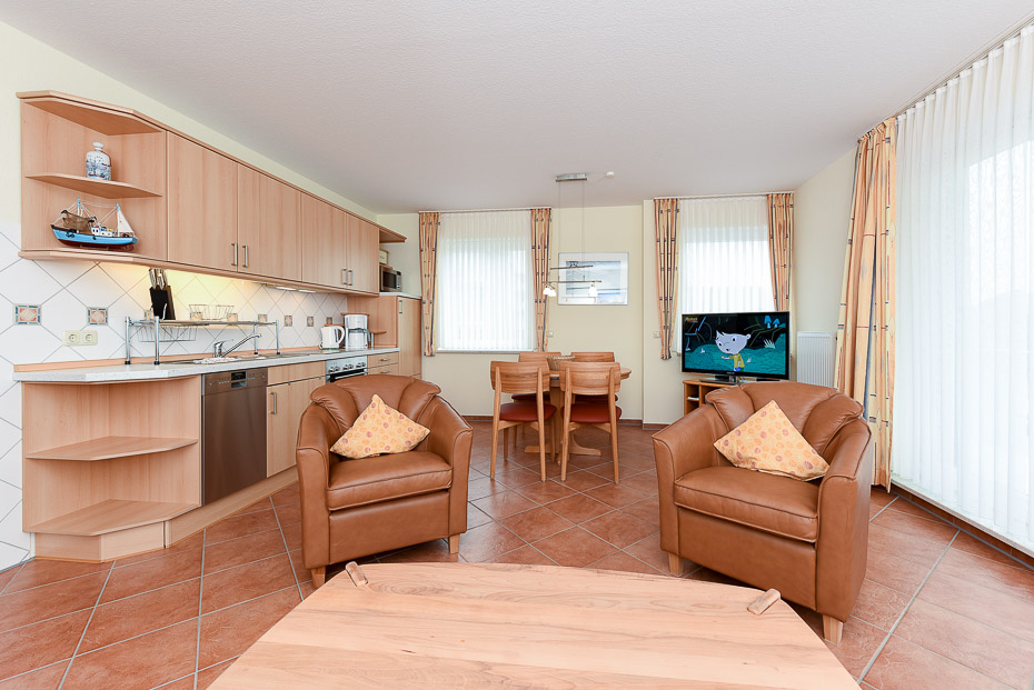 Ferienwohnung „Gesine“ - Wohnzimmer mit integriertem Küchenbereich