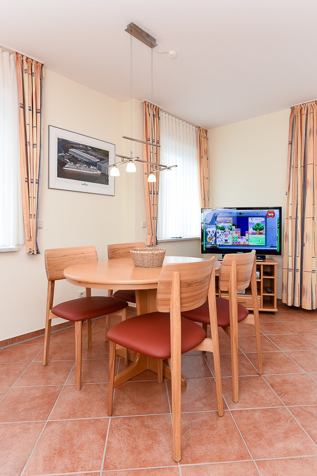 Ferienwohnung „Gesine“ - Wohnzimmer mit integriertem Küchenbereich