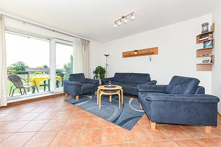 Ferienwohnung „Küstenblick“ - Wohnzimmer mit integriertem Küchenbereich