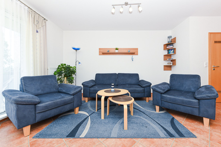 Ferienwohnung „Küstenblick“ - Wohnzimmer mit integriertem Küchenbereich