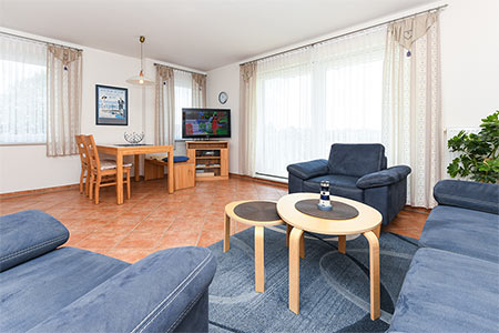 Ferienwohnung „Küstenblick“ - Wohnzimmer mit integriertem Küchenbereich