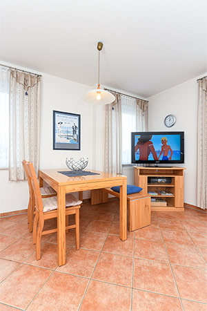 Ferienwohnung „Küstenblick“ - Wohnzimmer mit integriertem Küchenbereich